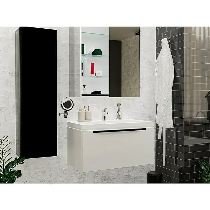 Grohe Start Loop Waschtischarmatur S-SizeChrom, Glänzend, Mit Bügelhebel - Badezimmer-Interieur mit einem weißen Waschtischunterschrank, einem schwarzen Hochschrank und einem Spiegel.