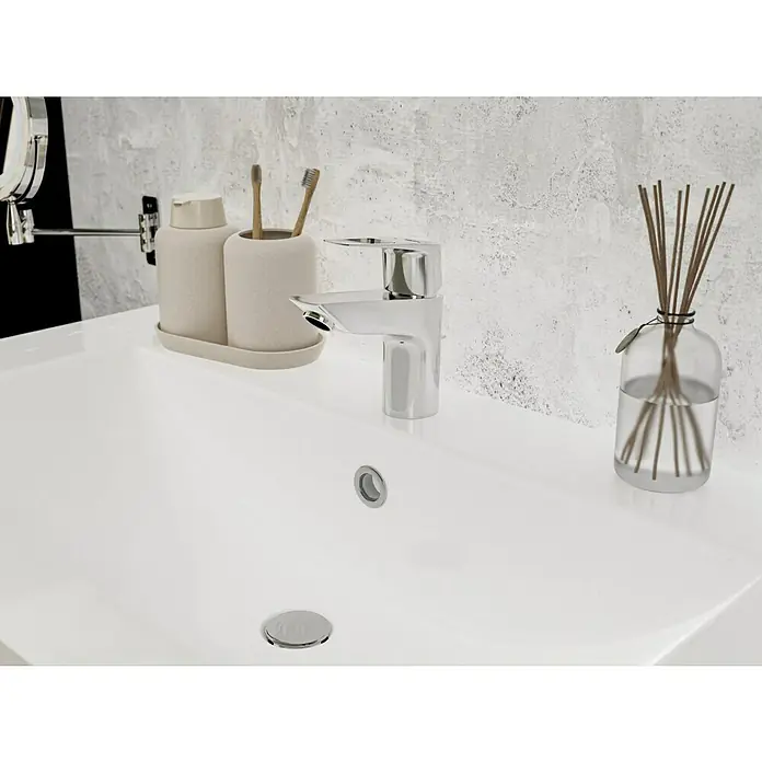 Grohe Start Loop Waschtischarmatur S-SizeChrom, Glänzend, Mit Bügelhebel - Nahaufnahme eines Waschbeckens mit Armatur, Seifenspender und Duftstäbchen. Perfekt für moderne Badezimmer, bietet es Stil und Funktionalität.
