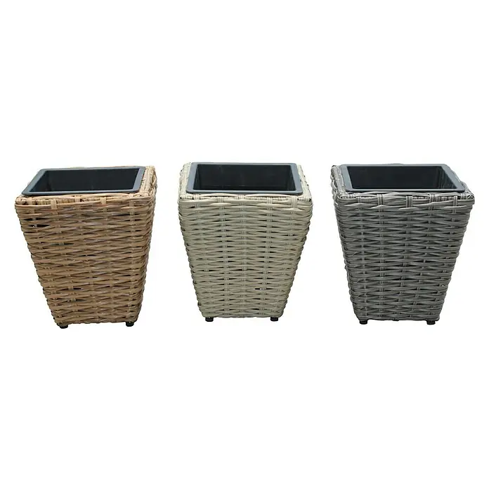 Maceta para planta Campelo - 28 x 28 x 30 cm, Material compuesto, Colores surtidos - Tres jardineras cuadradas de ratán en tonos marrón, beige y gris con inserciones negras.