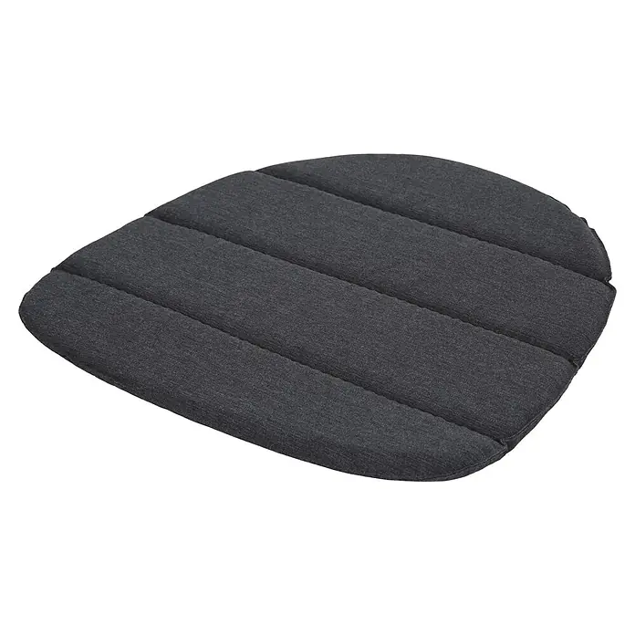 Sunfun Sitzkissen Varming - L x B x H: 43 x 41 x 2,5 cm, Anthrazit, 100% Polyester - Nahaufnahme eines anthrazitgrauen, gesteppten Sitzkissens mit leicht abgerundeter Oberseite, ideal für bequemes Sitzen.
