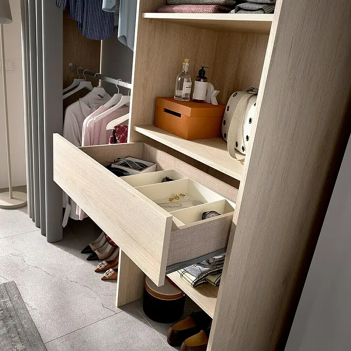 Dekit Armario para ropa Suit - L x An x Al: 50 x 160 x 205 cm, Natural, Melamina - Armario abierto con cajón lleno de accesorios y zapatos, junto a ropa colgada. Diseño elegante para almacenamiento organizado.