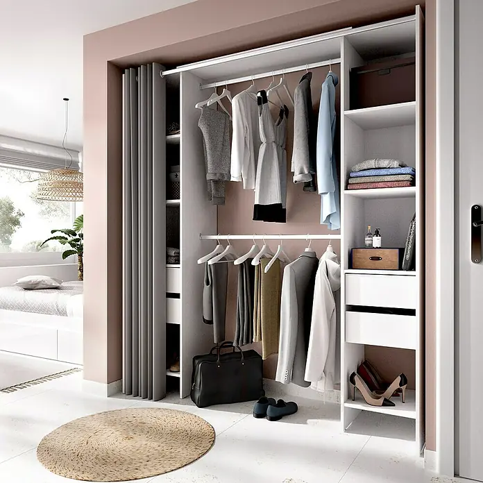 Dekit Armario para ropa Suit - L x An x Al: 50 x 177,5 x 205 cm, Blanco, Melamina - Primer plano de un vestidor con ropa y accesorios, que ofrece almacenamiento y soluciones de organización.