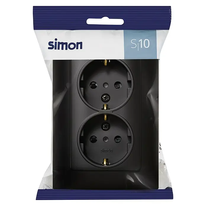 Simon 10 Enchufe doble - Negro, Plástico, Montaje en superficie - Primer plano de un enchufe doble negro Simon S10 en embalaje transparente.