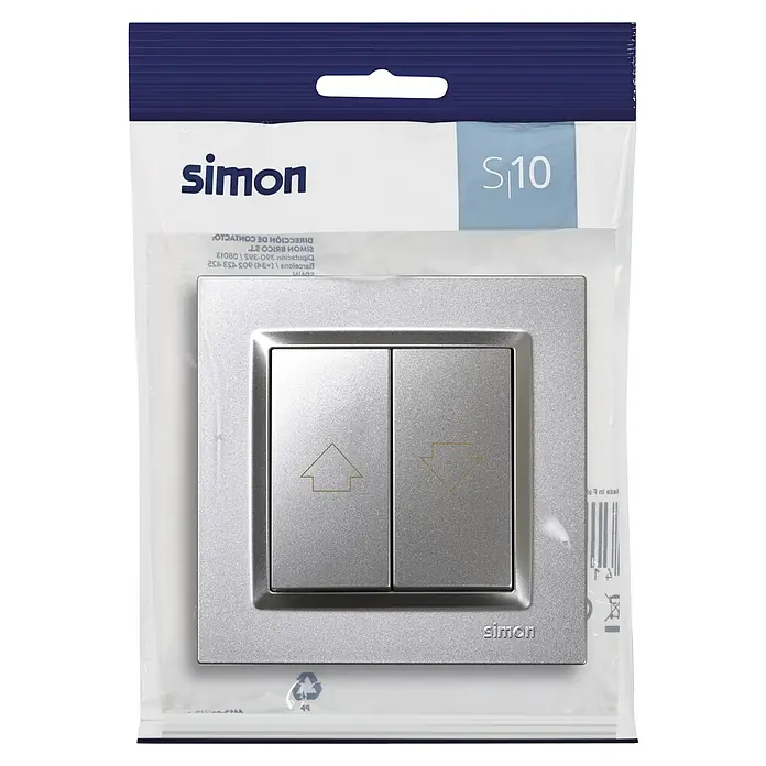 Simon 10 Tecla de control de persiana - Aluminio, Montaje en superficie, 10 A - Primer plano de un interruptor de control de persianas enrollables Simon S10 plateado, empaquetado y listo para instalar.