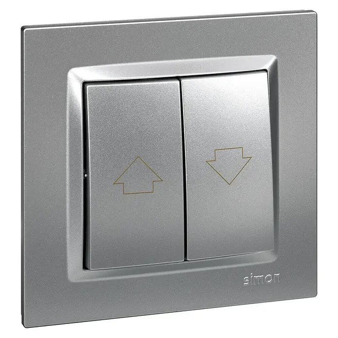 Simon 10 Tecla de control de persiana - Aluminio, Montaje en superficie, 10 A - Primer plano de un interruptor de luz plateado Simon con flechas arriba y abajo, diseñado para controlar persianas o contraventanas.