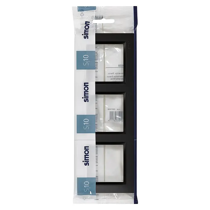 Simon 10 Marco - Negro, Modelo de mecanismos: x 3, Plástico, Colocar - Primer plano de una cubierta de marco triple Simon S10 negra, empaquetada de forma segura en una funda protectora transparente.