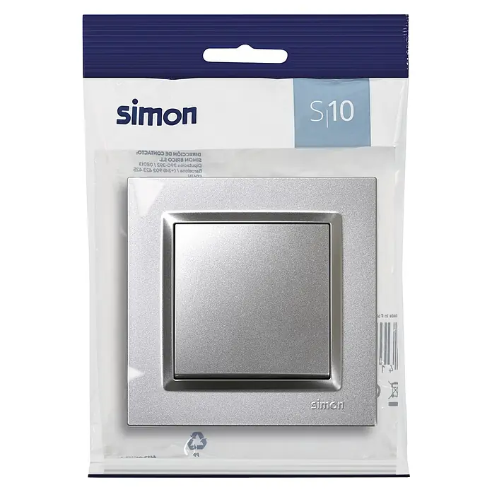 Simon 10 Pulsador - Aluminio, Montaje en superficie, 10 A - Primer plano de un interruptor de luz Simon S10 en acabado plateado, empaquetado y listo para la venta.
