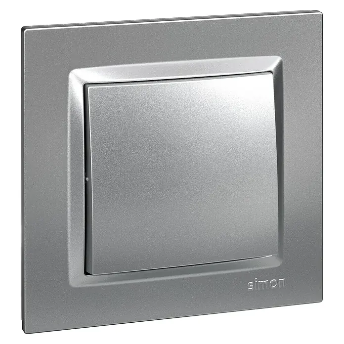 Simon 10 Pulsador - Aluminio, Montaje en superficie, 10 A - Primer plano de un interruptor de luz Simon plateado con un acabado liso y diseño moderno.