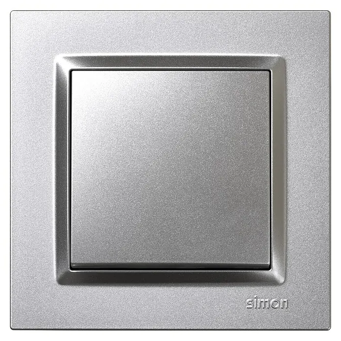 Simon 10 Pulsador - Aluminio, Montaje en superficie, 10 A - Primer plano de un interruptor de luz cuadrado plateado de Simon, que ofrece un diseño moderno y minimalista para cualquier decoración interior.