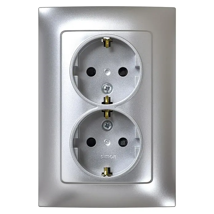 Simon 10 Enchufe doble - Aluminio, Plástico, Montaje en superficie - Doble enchufe plateado Simon para el suministro de energía interior. Un diseño práctico y moderno para proporcionar energía en cualquier habitación.