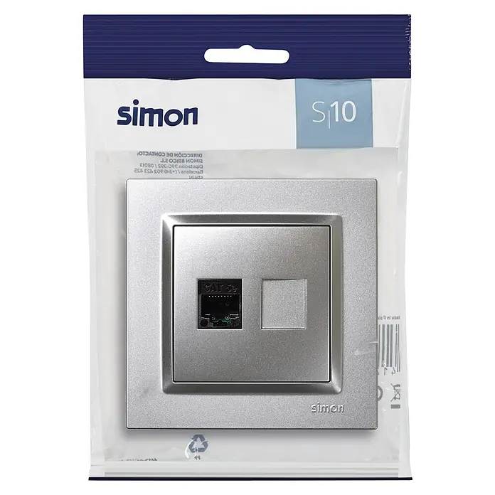 Simon 10 Toma de red RJ45 - Aluminio, Montaje en superficie - Primer plano de una toma de red plateada Simon S10, empaquetada para la venta al por menor.