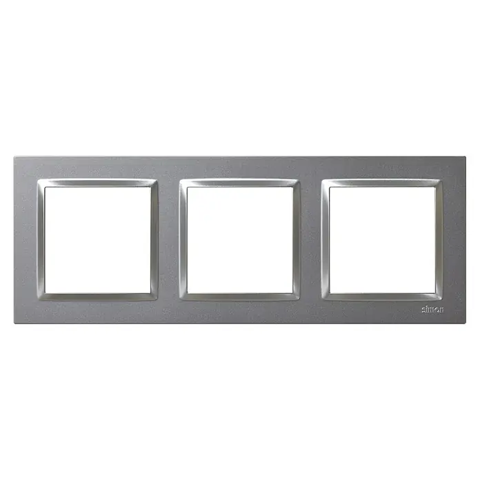 Simon 10 Marco - Aluminio, Modelo de mecanismos: x 3, Plástico, Instalar - Una cubierta de marco plateada Simon de 3 elementos, que ofrece un diseño elegante y moderno para interruptores de luz y tomas de corriente.