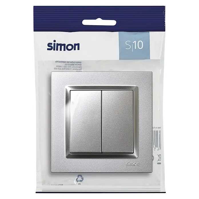 Simon 10 Conmutador doble - Aluminio, 10 A, Colocar - Primer plano de un interruptor de luz doble Simon S10 plateado en embalaje transparente.