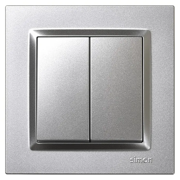 Simon 10 Conmutador doble - Aluminio, 10 A, Colocar - Primer plano de un interruptor de luz doble Simon plateado, con un diseño moderno y un acabado liso.
