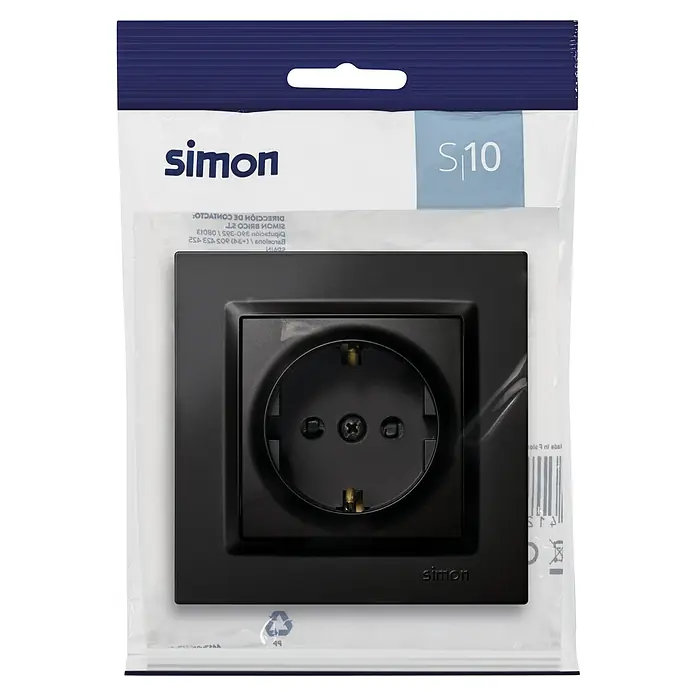 Simon 10 Enchufe Schuko - Negro, Plástico, Montaje en superficie - Primer plano de un enchufe negro SIMON S10 en su embalaje original, perfecto para cualquier hogar.