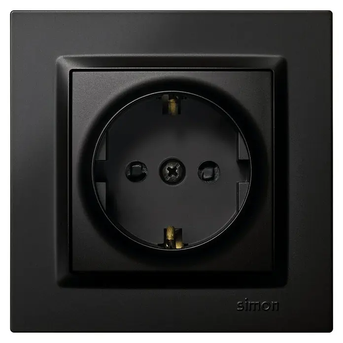Simon 10 Enchufe Schuko - Negro, Plástico, Montaje en superficie - Enchufe Schuko negro de Simon, diseño cuadrado con un tornillo central y el logotipo de la empresa "Simon" en la esquina inferior derecha.
