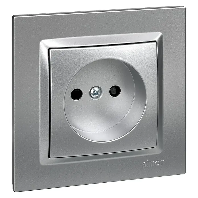 Simon 10 Enchufe bipolar - Aluminio, Plástico, Montaje en superficie - Un enchufe eléctrico plateado de Simon con un diseño cuadrado moderno, perfecto para interiores elegantes y un suministro de energía fiable.
