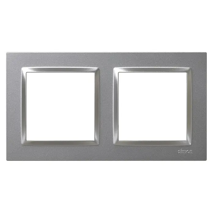 Simon 10 Marco - Aluminio, Modelo de mecanismos: x 2, Plástico, Colocar - Toma de una placa de interruptor doble Simon, presentada en un diseño plateado. Se utiliza para montar interruptores y enchufes en interiores.
