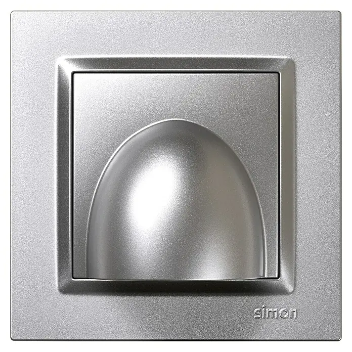 Simon 10 Tapacables salida cables - Plástico, Aluminio - Primer plano de una luminaria empotrable de pared Simon plateada, mostrando un diseño moderno y minimalista.\n