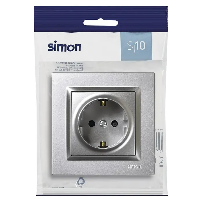 Simon 10 Enchufe Schuko - Aluminio, Plástico, Montaje en superficie - Primer plano de un enchufe Simon S10 plateado, empaquetado y listo para su instalación. Un detalle esencial para cualquier interior moderno.