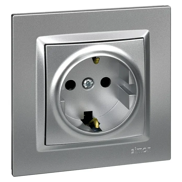 Simon 10 Enchufe Schuko - Aluminio, Plástico, Montaje en superficie - Primer plano de un enchufe gris Simon, que muestra su diseño moderno y funcionalidad para espacios interiores.