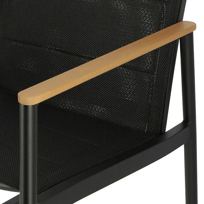 SENSUM Gartenstuhl Bergby - Natur, Schwarz, B x T x H: 58 x 70 x 84 cm - Nahaufnahme eines schwarzen Stuhls mit hellbraunen Armlehnen, der ein modernes und stilvolles Design zeigt.