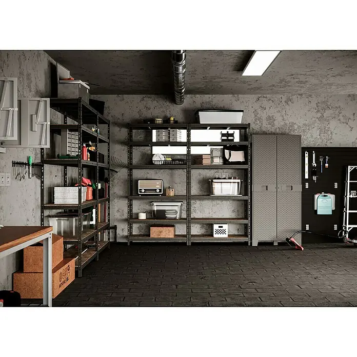 Regalux Schwerlastregal - H x B x T: 200 x 100 x 45 cm, Traglast pro Boden: 250 kg, Anzahl Böden: 6 Stk., Stecken, Anthrazit - Eine Garage mit Regalen, einem Werkzeugschrank und einem Arbeitstisch, die viel Stauraum bietet und gut organisiert ist.
