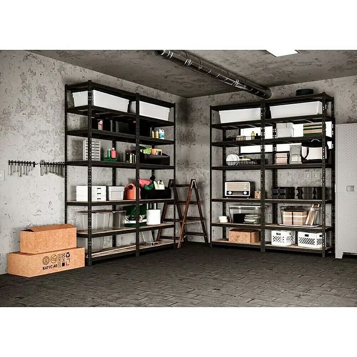 Regalux Schwerlastregal - H x B x T: 226 x 90 x 45 cm, Traglast pro Boden: 200 kg, Anzahl Böden: 7 Stk., Stecken, Anthrazit - Eine Garage mit zwei schwarzen Metallregalen, die mit verschiedenen Gegenständen wie Kisten und Werkzeugen gefüllt sind.