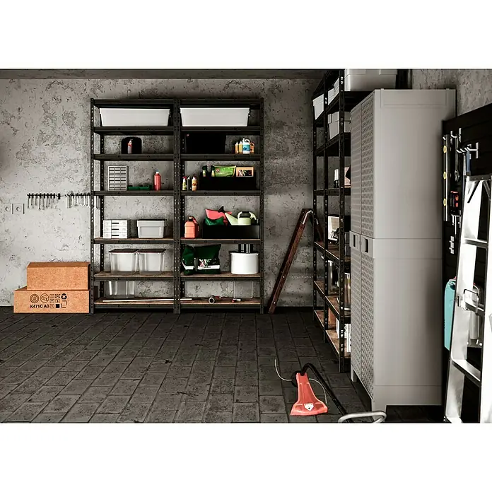 Regalux Schwerlastregal - H x B x T: 226 x 90 x 45 cm, Traglast pro Boden: 200 kg, Anzahl Böden: 7 Stk., Stecken, Anthrazit - Ein Garageninterieur mit viel Stauraum. Zu sehen sind Regale mit Behältern, Schränke und anderes Werkzeug für die Garagenorganisation.