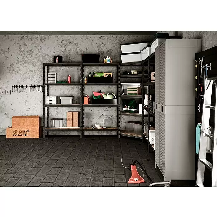 Regalux Eckregal - H x B x T: 180 x 75 x 45 cm, Traglast pro Boden: 200 kg, Anzahl Böden: 5 Stk., Stecken, Schwarz - Ein ordentlicher Garageninnenraum mit stabilen schwarzen Metallregalen und einem hohen grauen Schrank zur Aufbewahrung von Werkzeugen und Zubehör.