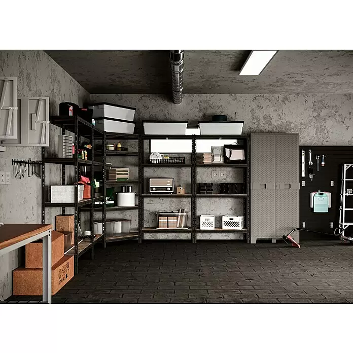 Regalux Eckregal - H x B x T: 180 x 75 x 45 cm, Traglast pro Boden: 200 kg, Anzahl Böden: 5 Stk., Stecken, Schwarz - Gut organisierte Garage mit dunklen Metallregalen, Aufbewahrungsboxen und einem grauen Schrank. Werkzeuge hängen ordentlich an einer Wandtafel.