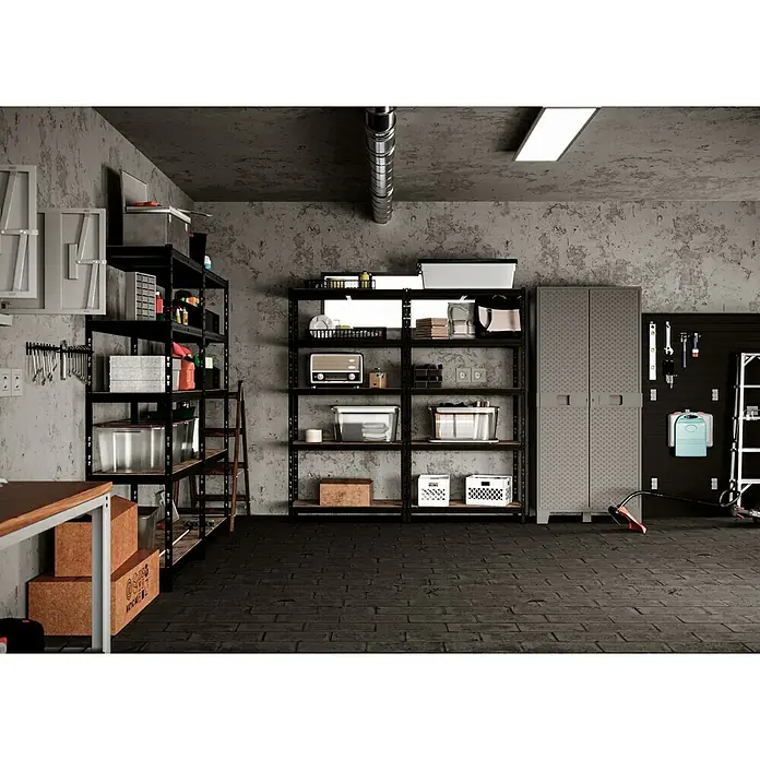 Regalux Schwerlastregal - H x B x T: 180 x 90 x 45 cm, Traglast pro Boden: 200 kg, Anzahl Böden: 5 Stk., Stecken, Schwarz - Garagenansicht mit Werkbank, Regalen, Werkzeugwand und diversen Aufbewahrungsbehältern für eine organisierte und funktionale Werkstatt.