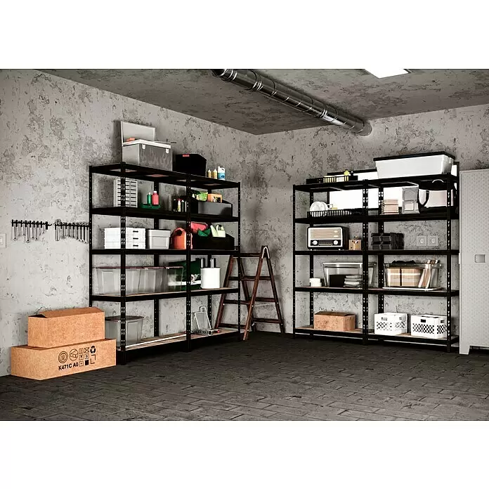 Regalux Schwerlastregal - H x B x T: 180 x 90 x 45 cm, Traglast pro Boden: 200 kg, Anzahl Böden: 5 Stk., Stecken, Schwarz - Zwei schwarze Metallregale mit Holzablagen in einer Betongarage, gefüllt mit Werkzeugen, Kisten und Aufbewahrungsbehältern.