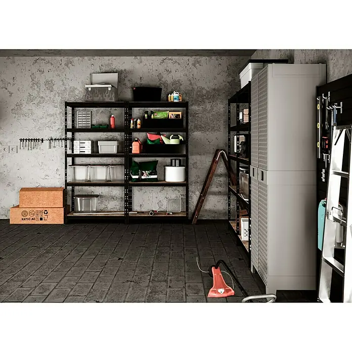 Regalux Schwerlastregal - H x B x T: 180 x 90 x 45 cm, Traglast pro Boden: 200 kg, Anzahl Böden: 5 Stk., Stecken, Schwarz - Garage mit schwarzen Metallregalen, weißem Lagerschrank und verschiedenen Gegenständen, die aufbewahrt werden.