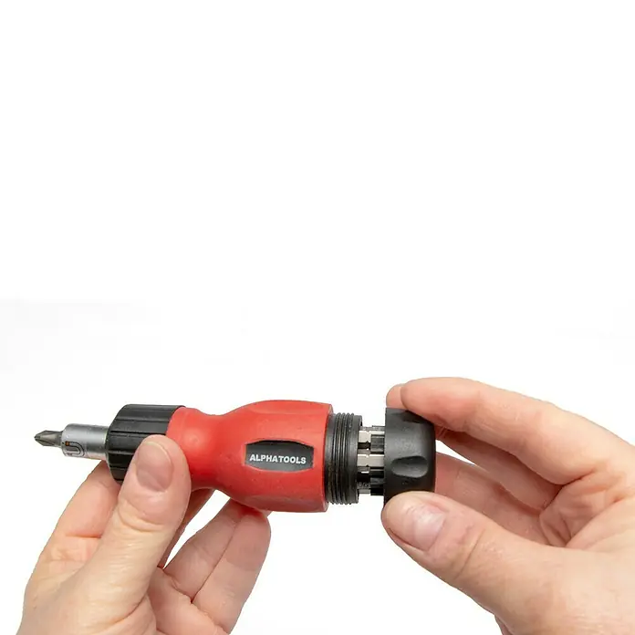Alpha Tools Mini-Schraubendreher-Set - Farbe: Schwarz/Rot - Nahaufnahme eines Alphatools Schraubendrehers mit Bit-Magazin, gehalten von zwei Händen vor einem weißen Hintergrund.