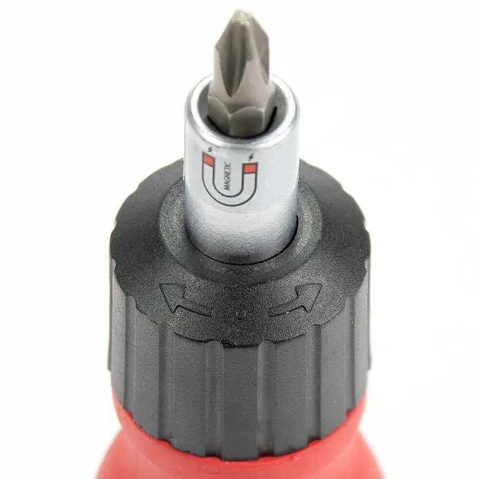 Alpha Tools Mini-Schraubendreher-Set - Farbe: Schwarz/Rot - Nahaufnahme eines Schraubendrehers mit magnetischem Kopf.