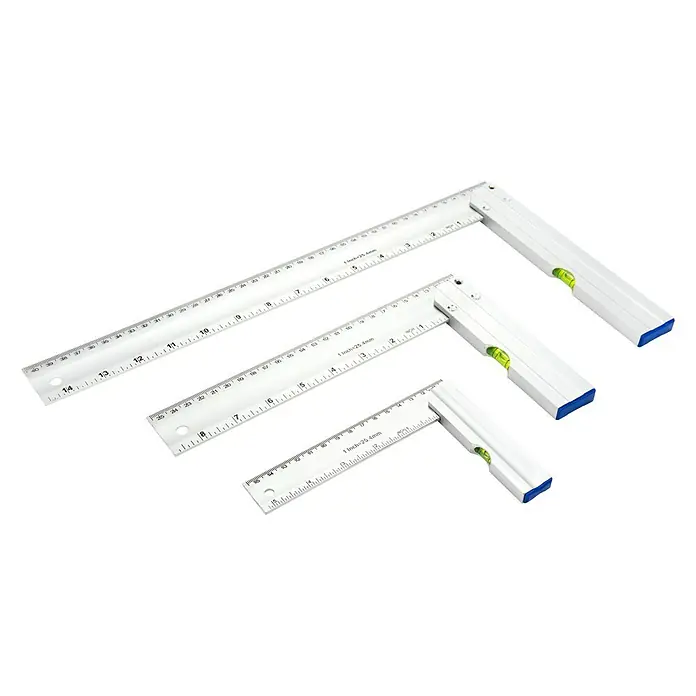 Alpha Tools Schreinerwinkel-Set - 3 -tlg., Aluminium, Wasserwaage im Griff - Eine Nahaufnahme von drei Aluminium-Winkeln mit Wasserwaage, die in verschiedenen Größen auf einem schwarzen Hintergrund angeordnet sind.