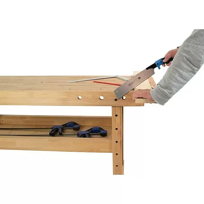 Rikta Hobelbank - L x B: 140 x 50 cm, Arbeitshöhe: 83 cm, Holz - Helle Holzwerkbank, auf der eine Person Holz sägt, mit Lineal und Bleistift.