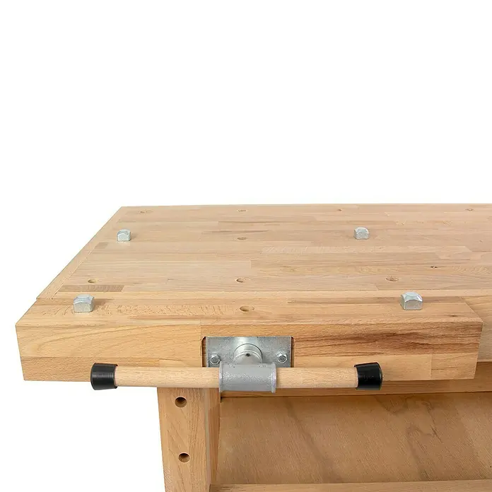 Rikta Hobelbank - L x B: 140 x 50 cm, Arbeitshöhe: 83 cm, Holz - Detailaufnahme einer Hobelbank aus Holz mit Schraubstock und Metallbeschlägen, ideal für Schreinerarbeiten.
