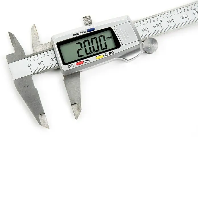 Alpha Tools Digitaler Messschieber - Messbereich: 0 - 150 mm, Stahl - Digitaler Messschieber mit einer Anzeige von 20,00 mm. Das Werkzeug ist aus Metall gefertigt und befindet sich auf einem weißen Hintergrund.