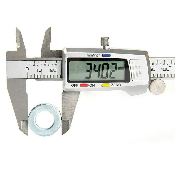 Alpha Tools Digitaler Messschieber - Messbereich: 0 - 150 mm, Stahl - Ein digitaler Messschieber misst eine Unterlegscheibe, die 34,02 mm groß ist.