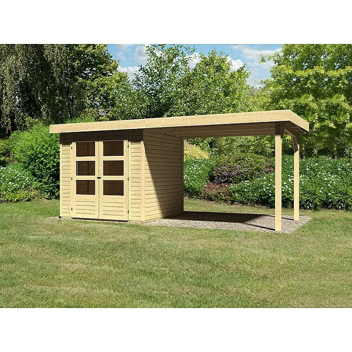 Karibu Gartenhaus Askola - Außenmaß inkl. Dachüberstand (B x T): 504,5 x 238 cm, Holz, Natur, Mit Anbaudach - Ein helles Holzgartenhaus mit Vordach steht auf einem Rasen mit Bäumen im Hintergrund. Es hat Doppeltüren mit Fenstern.
