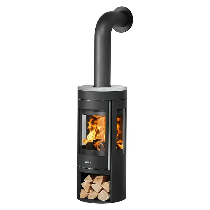 Justus Kaminofen Mino Trios 2.0 - 5,5 kW, Raumheizvermögen: 88 m³, Farbe Verkleidung: Speckstein, Schwarz - Ein moderner Justus Kaminofen mit Holzfach und Glasfenster, in dem das Feuer sichtbar ist, sorgt für Wärme und Atmosphäre.