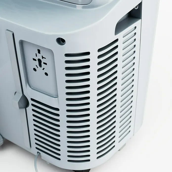 Voltomat Mobiles Klimagerät WiFi 12.000 BTU - 3.500 W, Raumgröße: 35 m², Weiß - Nahaufnahme eines tragbaren Sauerstoffkonzentrators, der dessen Lüftungsschlitze und Stromanschluss zeigt.