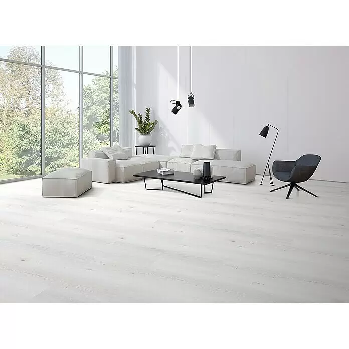 Vinylboden Rigid - Eiche Snow, Landhausdiele, 1.220 x 180 x 3,5 mm - Weiß gekälktes Holzfußboden in einem hellen, modernen Wohnzimmer.