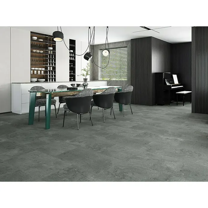 Vinylboden Rigid Fliese Concrete - Concrete Grey, Fliese, 812 x 406 x 4 mm - Ein modern gestalteter Essbereich mit einem Esstisch, Stühlen und einem Klavier, der ein elegantes und stilvolles Ambiente schafft.