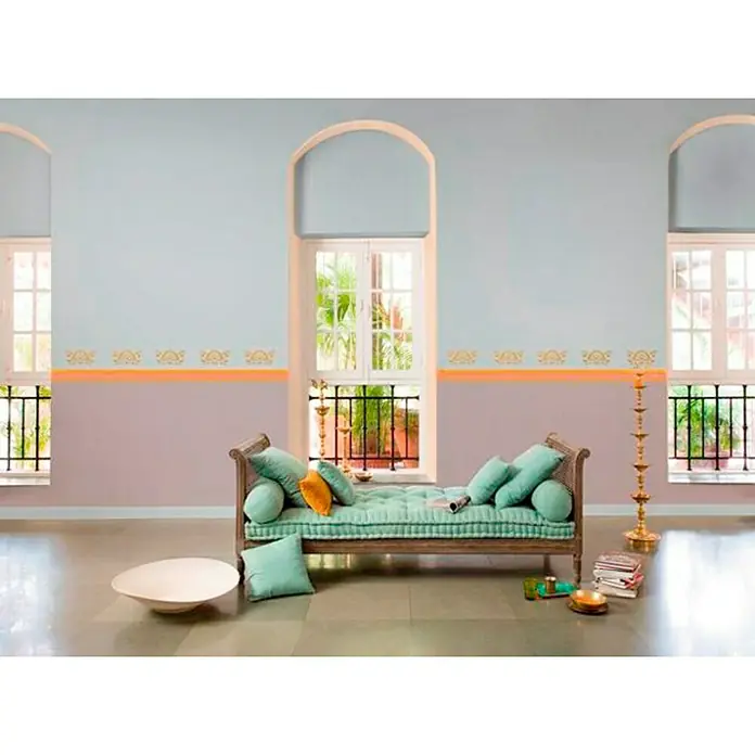 Bruguer Colores del Mundo Pintura para paredes - Escandinavia gris intermedio, Mate, 4 l - Espacio habitable acogedor con un elegante diván adornado con cojines de color verde claro, perfecto para relajarse. Ambiente acogedor con tonos suaves.