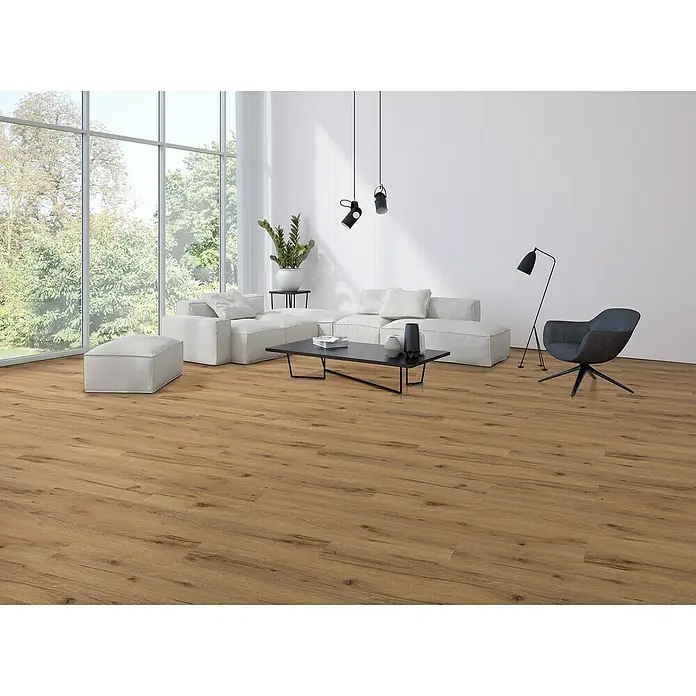 Vinylbodenmuster Rigid Eiche Smoke297 x 180 x 3,5 mm, Landhausdiele - Wohnzimmer mit modernem Bodenbelag in Holzoptik, weißem Sofa, Sessel und großem Fenster für ein helles und einladendes Ambiente.