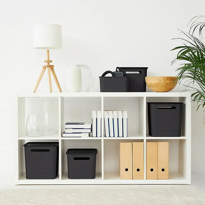 Rotho Aufbewahrungsbox Brisen - L x B x H: 36 x 26,2 x 21,1 cm, Kunststoff, Blau - Regal mit dekorativen Elementen und schwarzen Aufbewahrungsboxen. Schlichtes Design für ein modernes Zuhause.