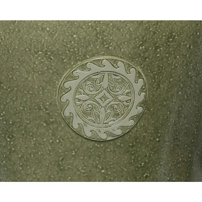 Maceta para planta Sarah - Dimensiones externas (Ø x Al): 35 x 30,5 cm, Otros, Colores surtidos - Primer plano de un recipiente de cerámica verde con un medallón redondo ornamentado con motivos florales y geométricos.
